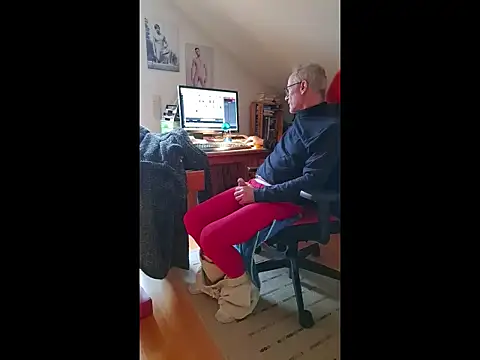 Snapshot of BerndisCam chatting on 02-24-26, 01:31 BerndisCam online show from 02-24-26, 01:31