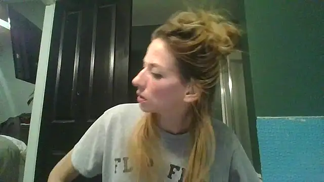 Snapshot of Rhodesxox chatting on 11-07-25, 11:10 Rhodesxox online show from 11-07-25, 11:10