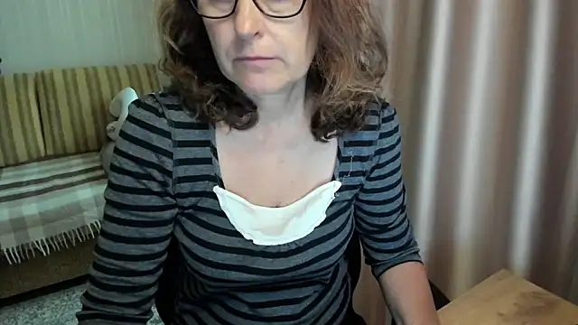 Snapshot of lauraoven chatting on 06-18-26, 10:41 lauraoven online show from 06-18-26, 10:41