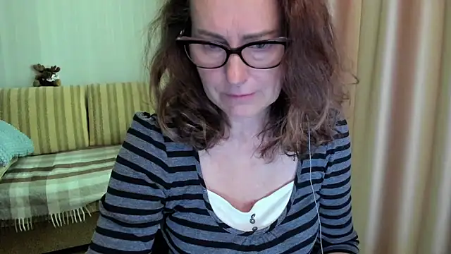 Snapshot of lauraoven chatting on 06-19-26, 08:18 lauraoven online show from 06-19-26, 08:18