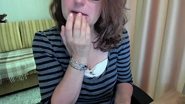 Snapshot of lauraoven chatting on 06-20-26, 07:33 lauraoven online show from 06-20-26, 07:33