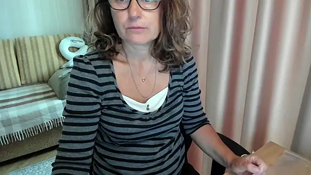 Snapshot of lauraoven chatting on 07-08-26, 07:13 lauraoven online show from 07-08-26, 07:13