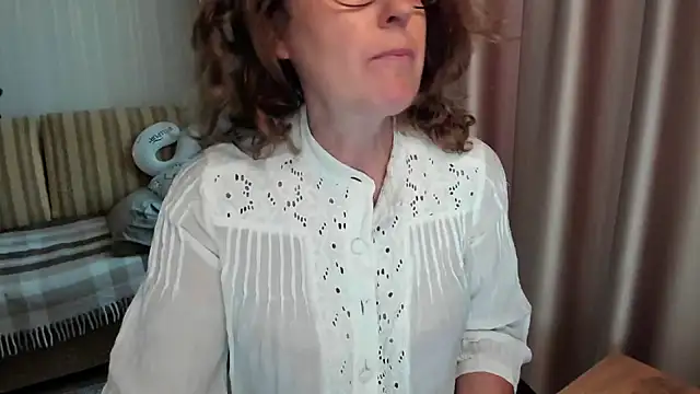 Snapshot of lauraoven chatting on 07-12-26, 12:51 lauraoven online show from 07-12-26, 12:51