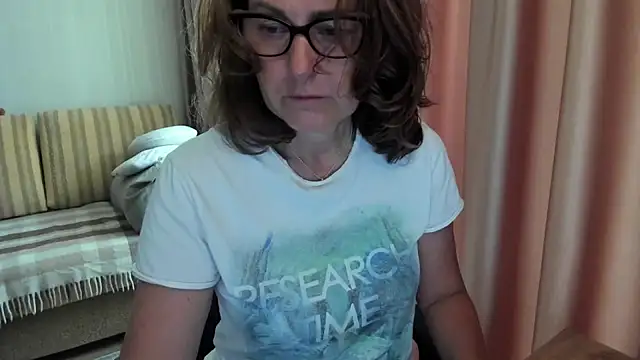 Snapshot of lauraoven chatting on 07-15-26, 06:40 lauraoven online show from 07-15-26, 06:40