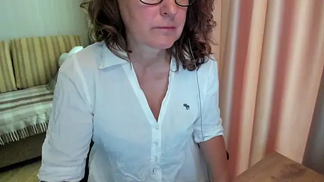 Snapshot of lauraoven chatting on 07-17-26, 07:15 lauraoven online show from 07-17-26, 07:15