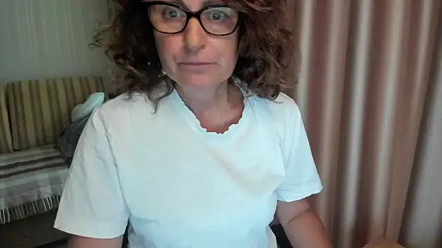 Snapshot of lauraoven chatting on 07-21-26, 11:56 lauraoven online show from 07-21-26, 11:56