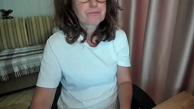 Snapshot of lauraoven chatting on 07-23-26, 01:42 lauraoven online show from 07-23-26, 01:42