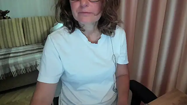Snapshot of lauraoven chatting on 07-24-26, 07:17 lauraoven online show from 07-24-26, 07:17