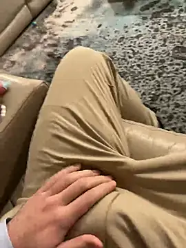 Snapshot of JohnnyBigShot chatting on 01-04-25, 11:38 JohnnyBigShot online show from 01-04-25, 11:38