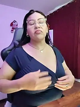 Snapshot of esmeralda_milf chatting on 06-20-26, 08:33 esmeralda milf online show from 06-20-26, 08:33