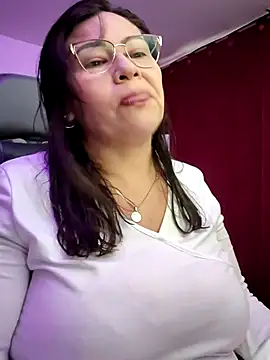 Snapshot of esmeralda_milf chatting on 06-22-26, 08:28 esmeralda milf online show from 06-22-26, 08:28