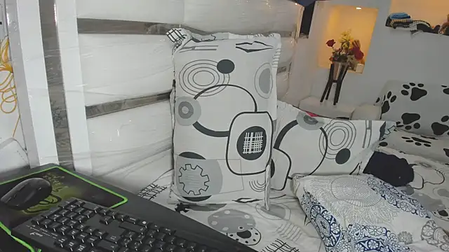 Snapshot of yina-rosse chatting on 06-23-26, 08:51 yina-rosse online show from 06-23-26, 08:51