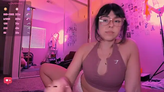 Snapshot of Evie-Luna chatting on 06-06-26, 02:05 Evie-Luna online show from 06-06-26, 02:05