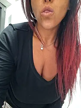 Snapshot of allyson22andy chatting on 11-21-25, 01:10 allyson22andy online show from 11-21-25, 01:10