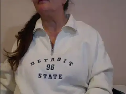 Snapshot of Hottie-Mom chatting on 01-04-25, 06:30 Hottie-Mom online show from 01-04-25, 06:30