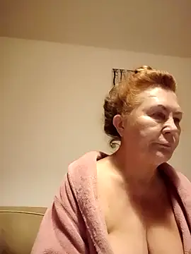 Snapshot of Hottie-Mom chatting on 09-27-25, 09:31 Hottie-Mom online show from 09-27-25, 09:31