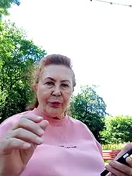 Snapshot of Hottie-Mom chatting on 06-18-26, 10:52 Hottie-Mom online show from 06-18-26, 10:52