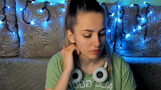 MaggieCake online show from 12-15-25, 03:11