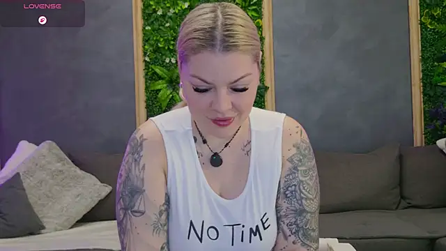 Snapshot of Raven_Luna chatting on 05-11-26, 04:07 Raven Luna online show from 05-11-26, 04:07