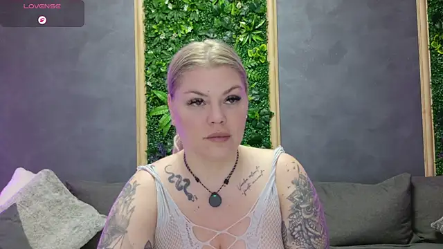 Snapshot of Raven_Luna chatting on 05-22-26, 04:19 Raven Luna online show from 05-22-26, 04:19
