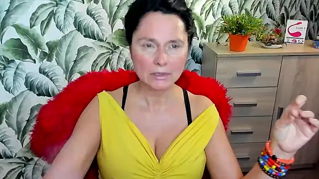 Snapshot of Ellennaughty chatting on 12-21-24, 07:13 Ellennaughty online show from 12-21-24, 07:13