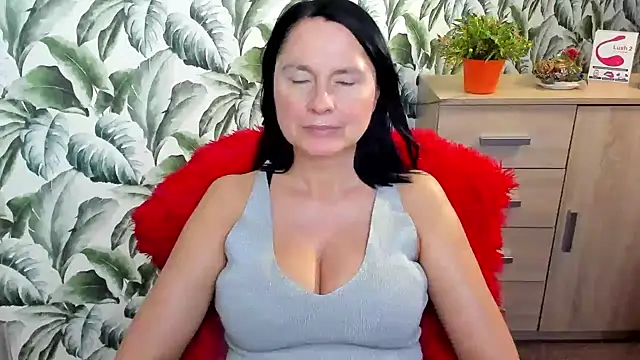 Snapshot of Ellennaughty chatting on 01-14-25, 12:43 Ellennaughty online show from 01-14-25, 12:43