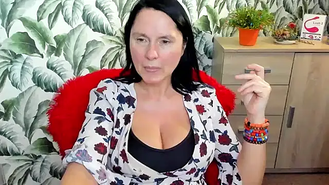 Snapshot of Ellennaughty chatting on 02-06-25, 03:27 Ellennaughty online show from 02-06-25, 03:27