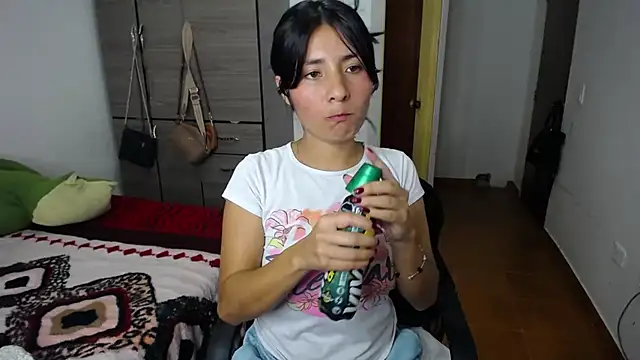 Snapshot of emily_honter chatting on 02-18-25, 03:21 emily honter online show from 02-18-25, 03:21