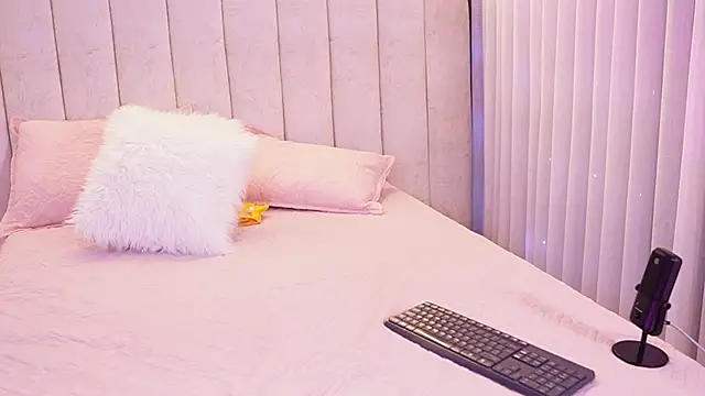 Snapshot of emyli_sw_ chatting on 12-15-25, 03:11 emyli sw online show from 12-15-25, 03:11