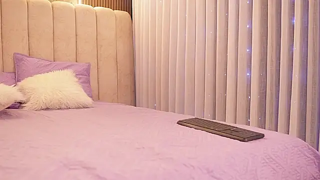 Snapshot of emyli_sw_ chatting on 12-23-25, 03:15 emyli sw online show from 12-23-25, 03:15