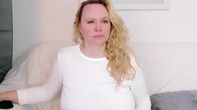 Snapshot of Sarah4you chatting on 01-17-26, 02:00 Sarah4you online show from 01-17-26, 02:00