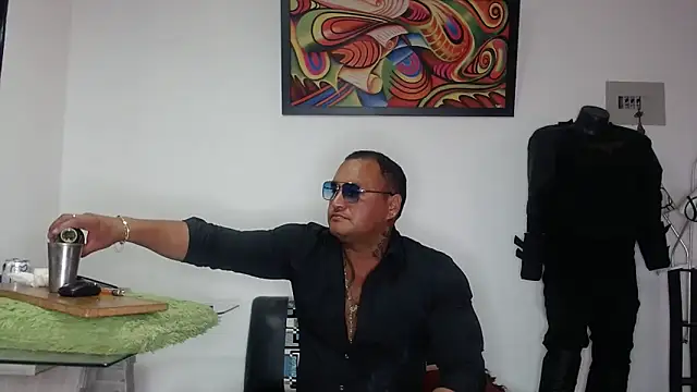 Snapshot of hardrock982 chatting on 05-08-26, 02:22 hardrock982 online show from 05-08-26, 02:22