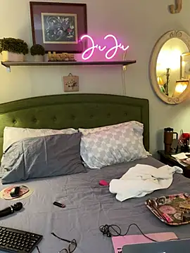 Snapshot of Good-Juju chatting on 12-24-24, 08:00 Good-Juju online show from 12-24-24, 08:00