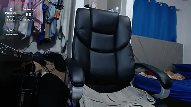 Snapshot of lewislamxxx_hot chatting on 09-12-25, 09:15 lewislamxxx hot online show from 09-12-25, 09:15