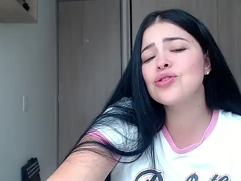 Snapshot of Aleska__Bell chatting on 09-08-25, 03:00 Aleska Bell online show from 09-08-25, 03:00