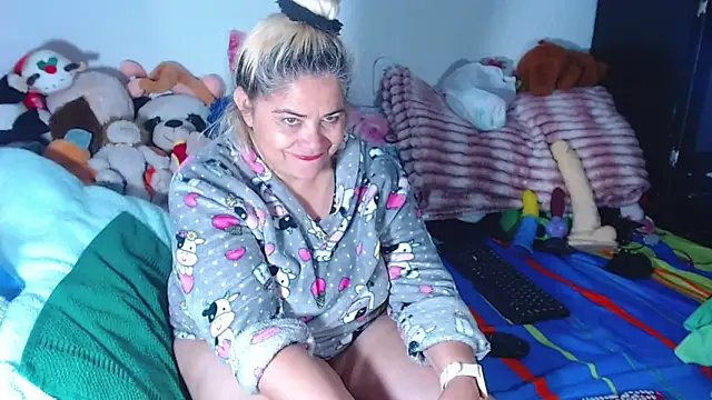 Snapshot of estrellita_fugaz16x chatting on 06-11-26, 04:10 estrellita fugaz16x online show from 06-11-26, 04:10