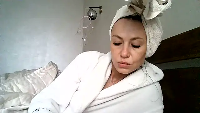 JulianaGold1 online show from 03-18-26, 06:27