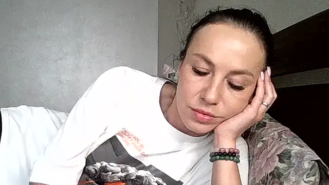 Snapshot of JulianaGold1 chatting on 06-12-26, 02:05 JulianaGold1 online show from 06-12-26, 02:05