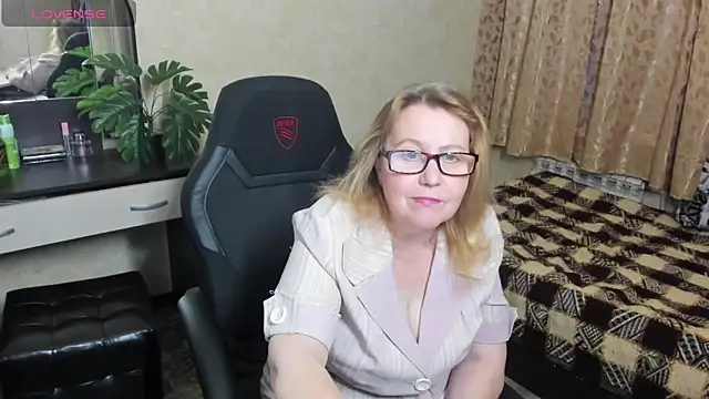 Frau Marta online show from 12-20-24, 01:22