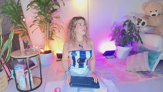 Snapshot of erotik_lady chatting on 06-07-26, 04:38 erotik lady online show from 06-07-26, 04:38