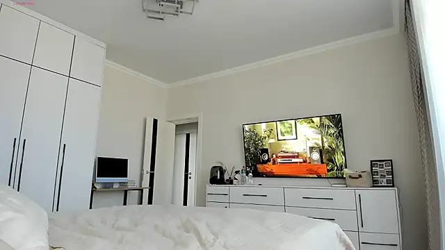  Miss Johansson  online show from 03-12-26, 12:00