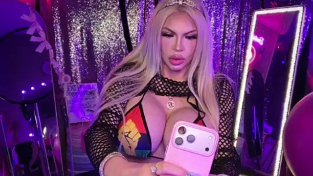 Snapshot of bimbotwerkqueen chatting on 06-20-26, 01:52 bimbotwerkqueen online show from 06-20-26, 01:52