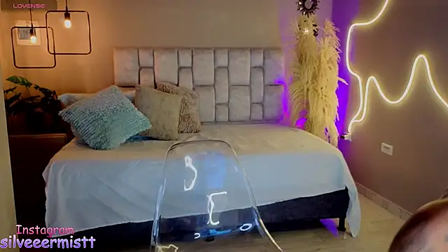 pamela reyes  online show from 10-11-25, 07:34