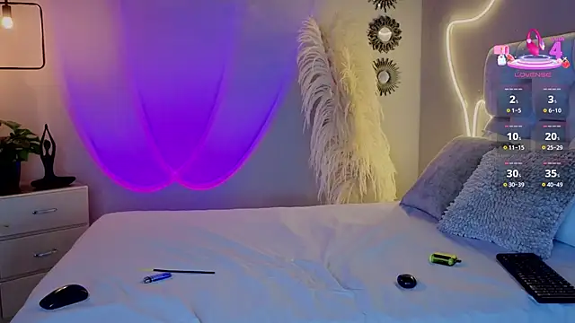 pamela reyes  online show from 10-25-25, 06:24