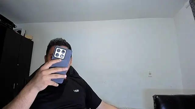 Snapshot of ares_sexxx chatting on 04-19-26, 04:50 ares sexxx online show from 04-19-26, 04:50