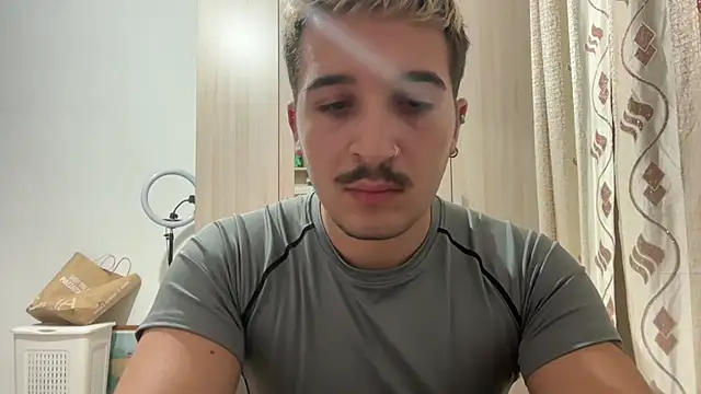 Snapshot of igiuil chatting on 11-17-25, 10:26 igiuil online show from 11-17-25, 10:26