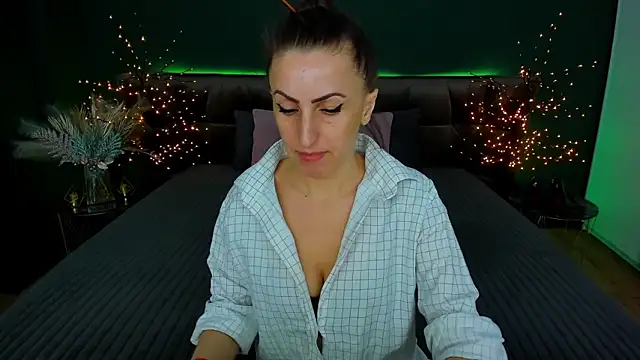 Snapshot of Rebecca_Diamond chatting on 02-06-25, 06:40 Rebecca Diamond online show from 02-06-25, 06:40