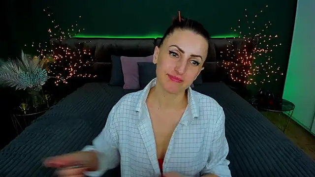 Snapshot of Rebecca_Diamond chatting on 02-12-25, 04:00 Rebecca Diamond online show from 02-12-25, 04:00