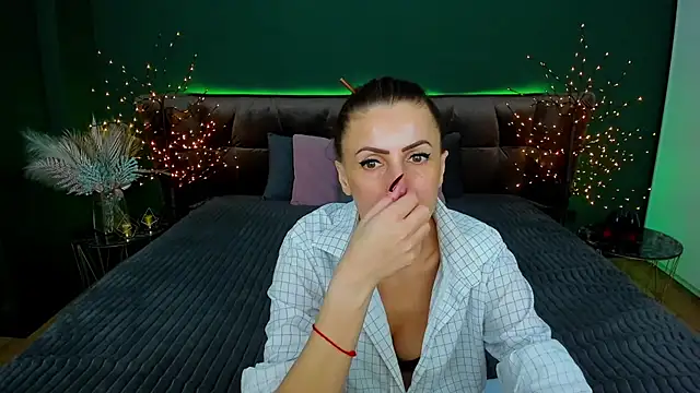 Snapshot of Rebecca_Diamond chatting on 02-18-25, 09:32 Rebecca Diamond online show from 02-18-25, 09:32