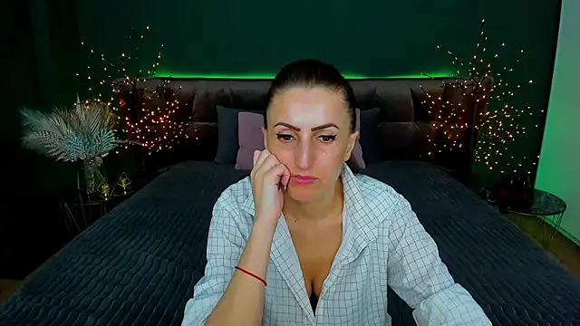 Snapshot of Rebecca_Diamond chatting on 02-18-25, 03:43 Rebecca Diamond online show from 02-18-25, 03:43